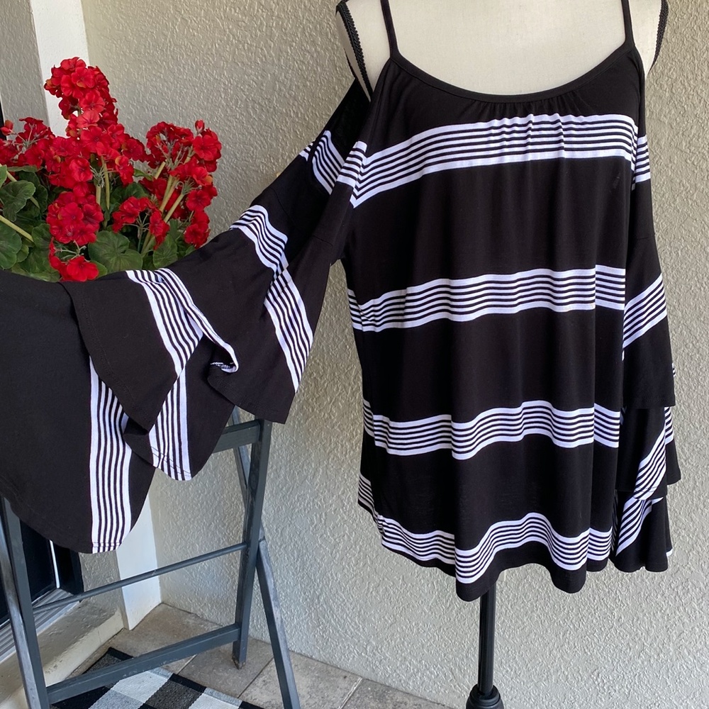 INC Cold Shoulder BLK/WHT Long Sleeved Top SZ XL